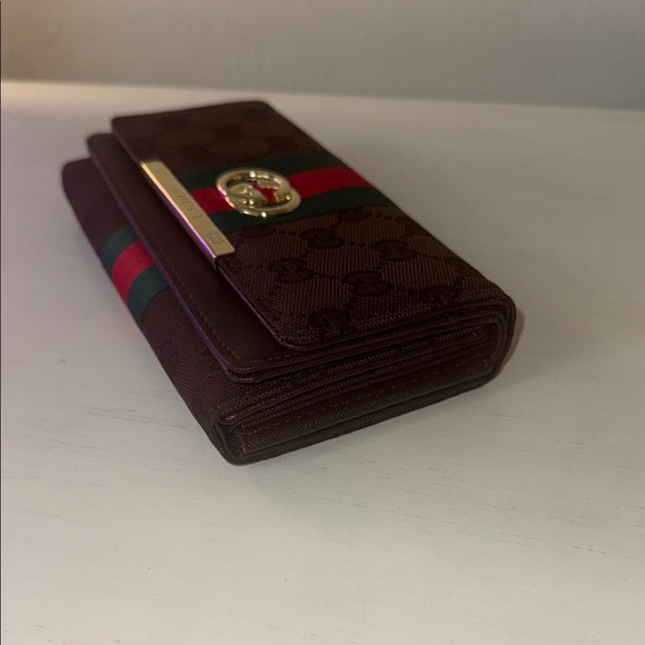 G G  Inspired Wallet with Signature Red and Green Accents - Picture 10 of 11